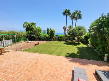 Bajo con jardín en venta en San Luis de Sabinillas