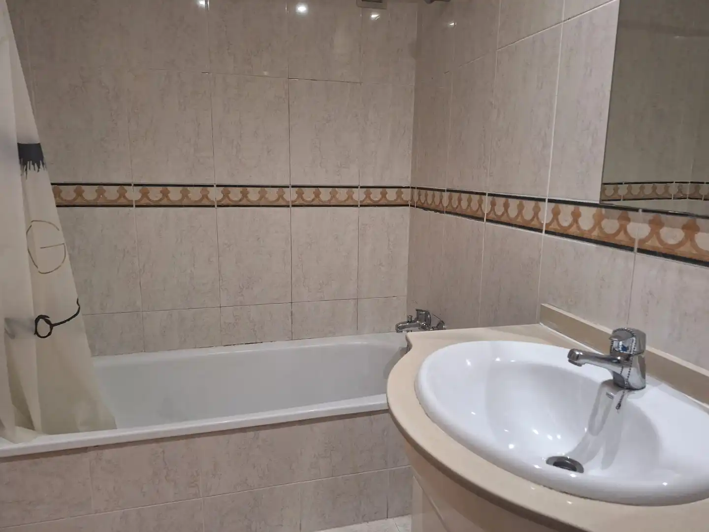 Badezimmer von Wohnung zur Miete in Valencia mit Ofen und Waschmaschine