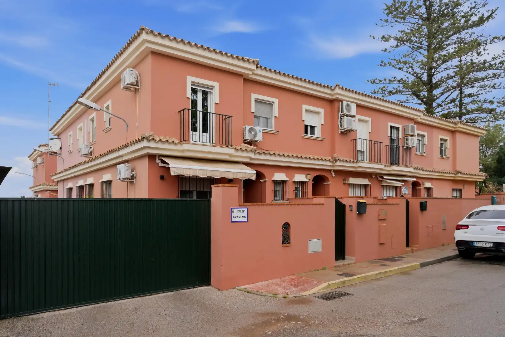 Vista exterior de Casa adosada en venda en Chiclana de la Frontera amb Terrassa