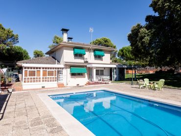 Chalet con balcón en venta en Calle Ebro