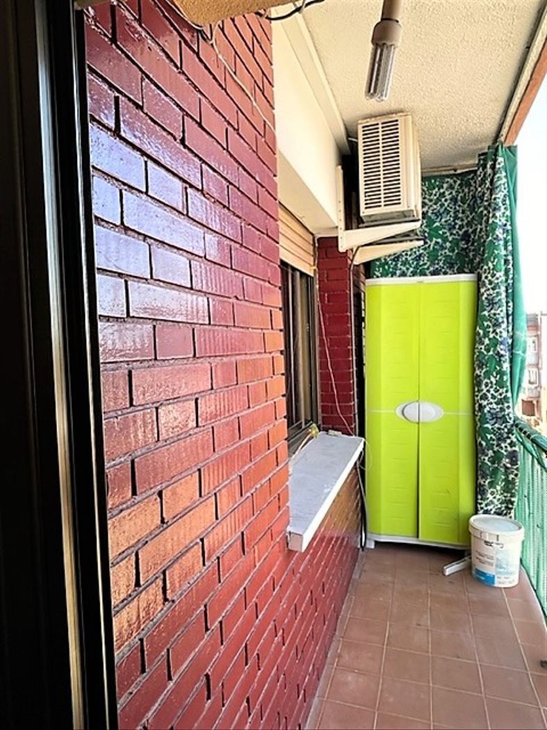 Vista exterior de Piso en venta en Sant Boi de Llobregat con Aire acondicionado, Terraza y Balcón