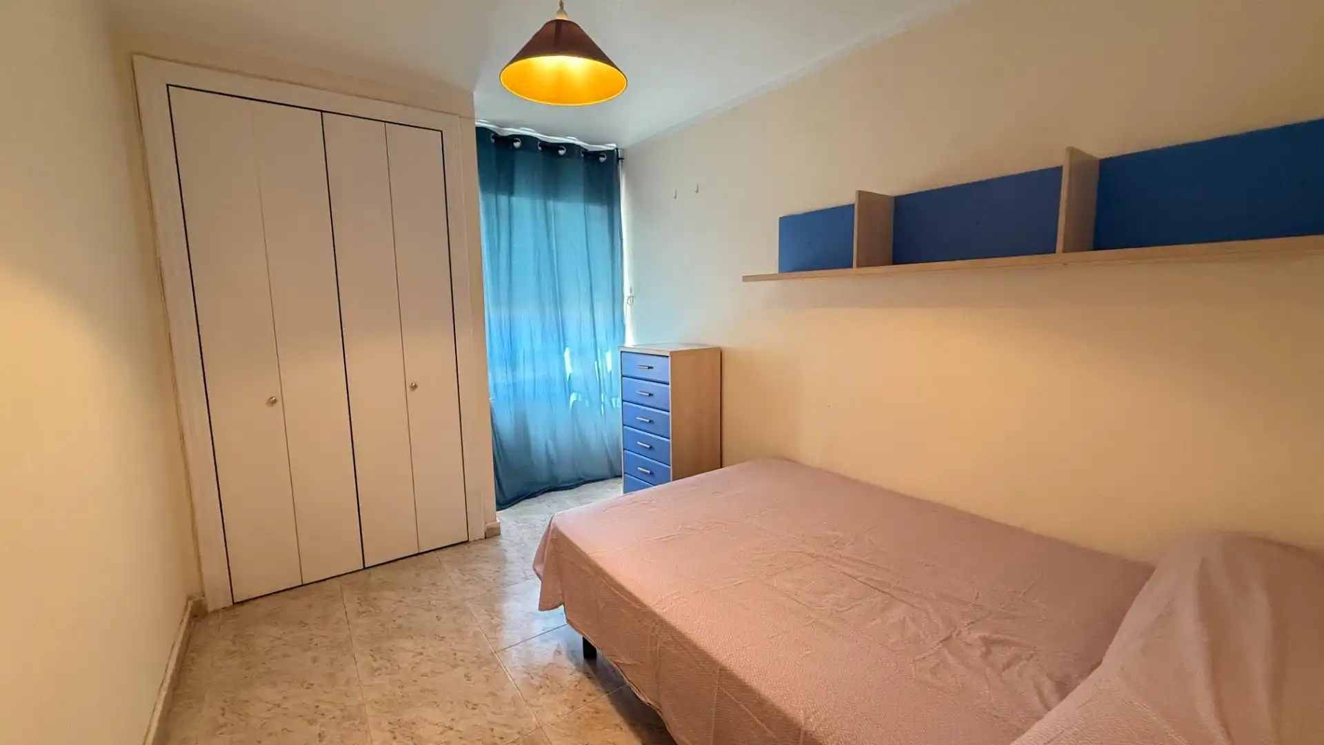 Habitación de Piso de alquiler en Águilas con Aire acondicionado, Trastero y Amueblado
