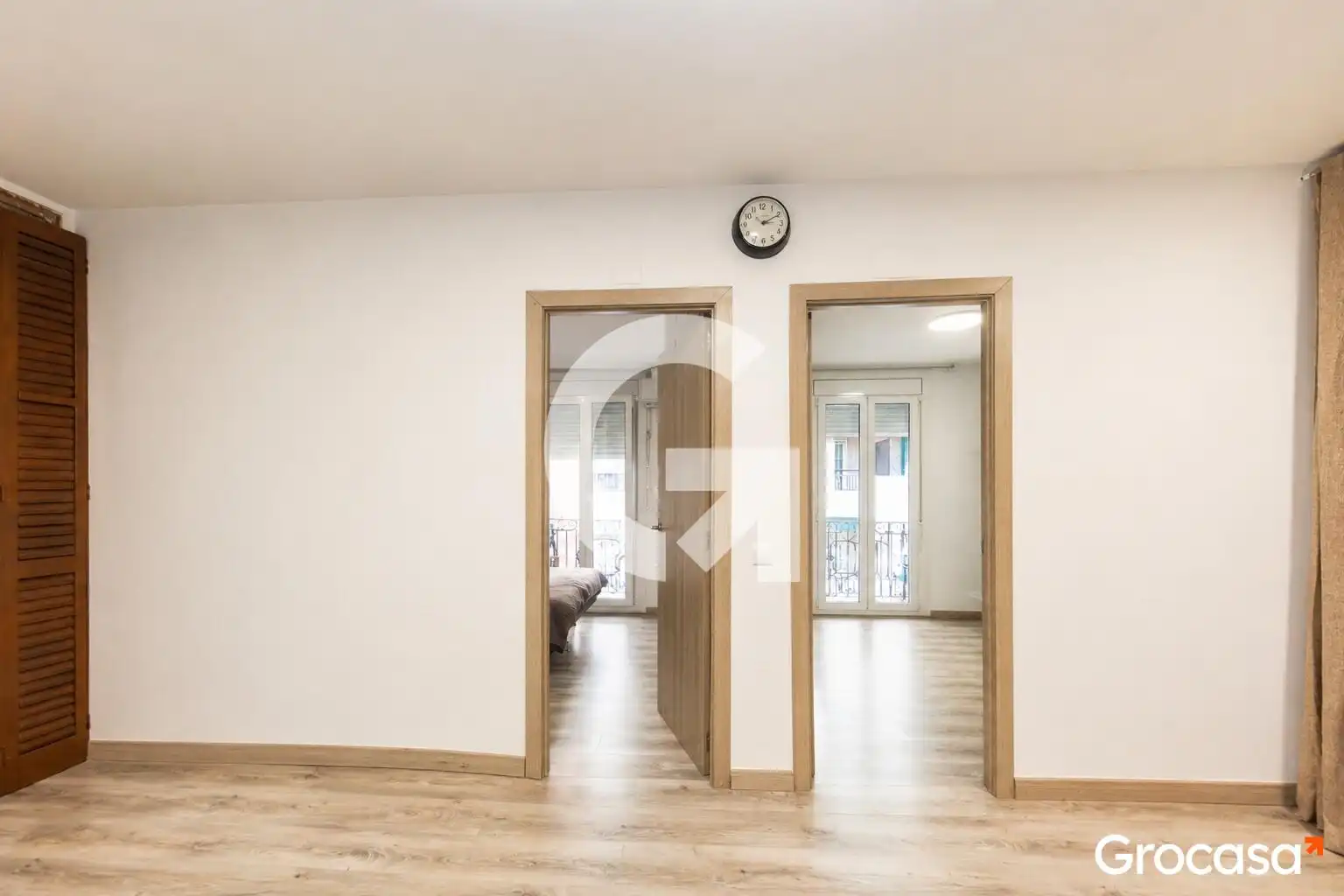 Flat for sale in Barcelona  with Air Conditioner, Oven and Washing machine