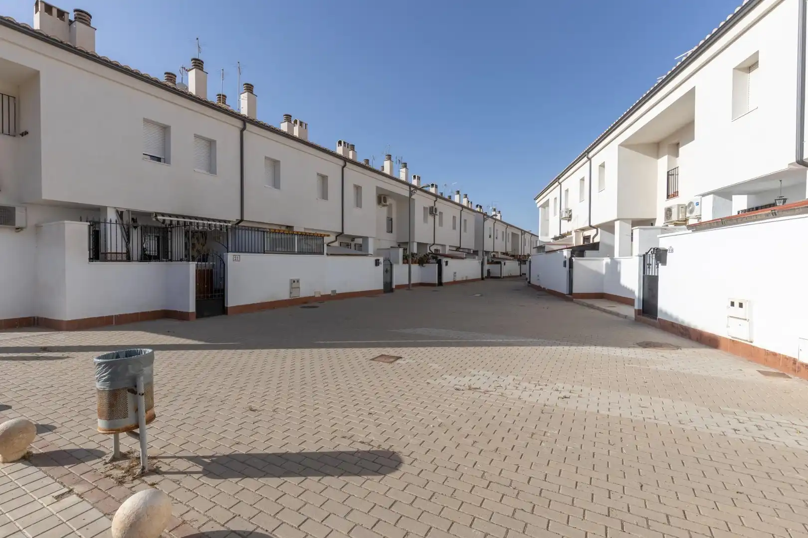Vista exterior de Casa adosada en venta en Guadix con Aire acondicionado y Terraza