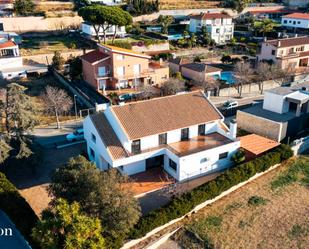 Vista exterior de Casa o xalet en venda en Mataró amb Calefacció i Jardí privat
