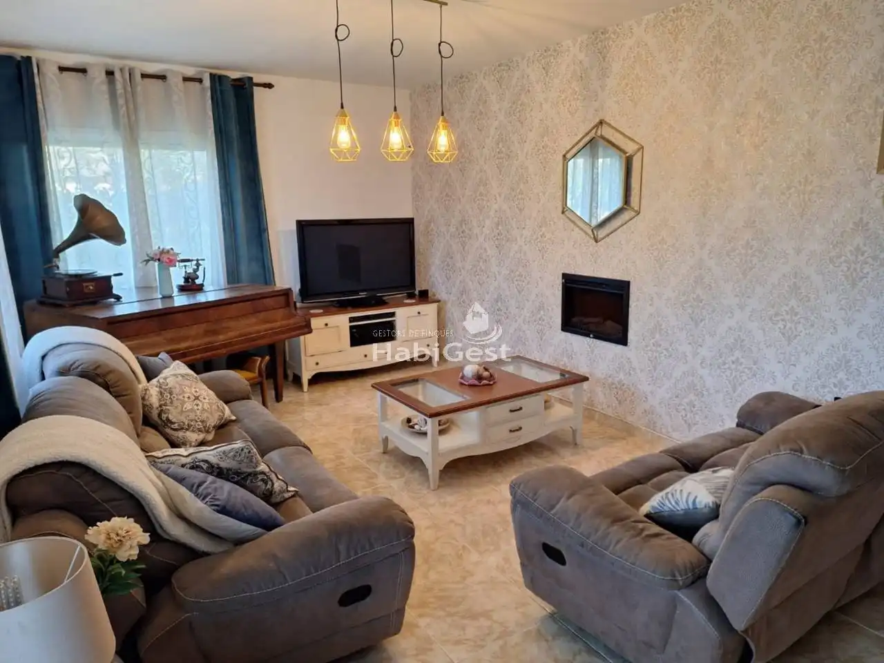 Sala d'estar de Casa o xalet en venda en Vilobí d'Onyar amb Aire condicionat, Calefacció i Jardí privat