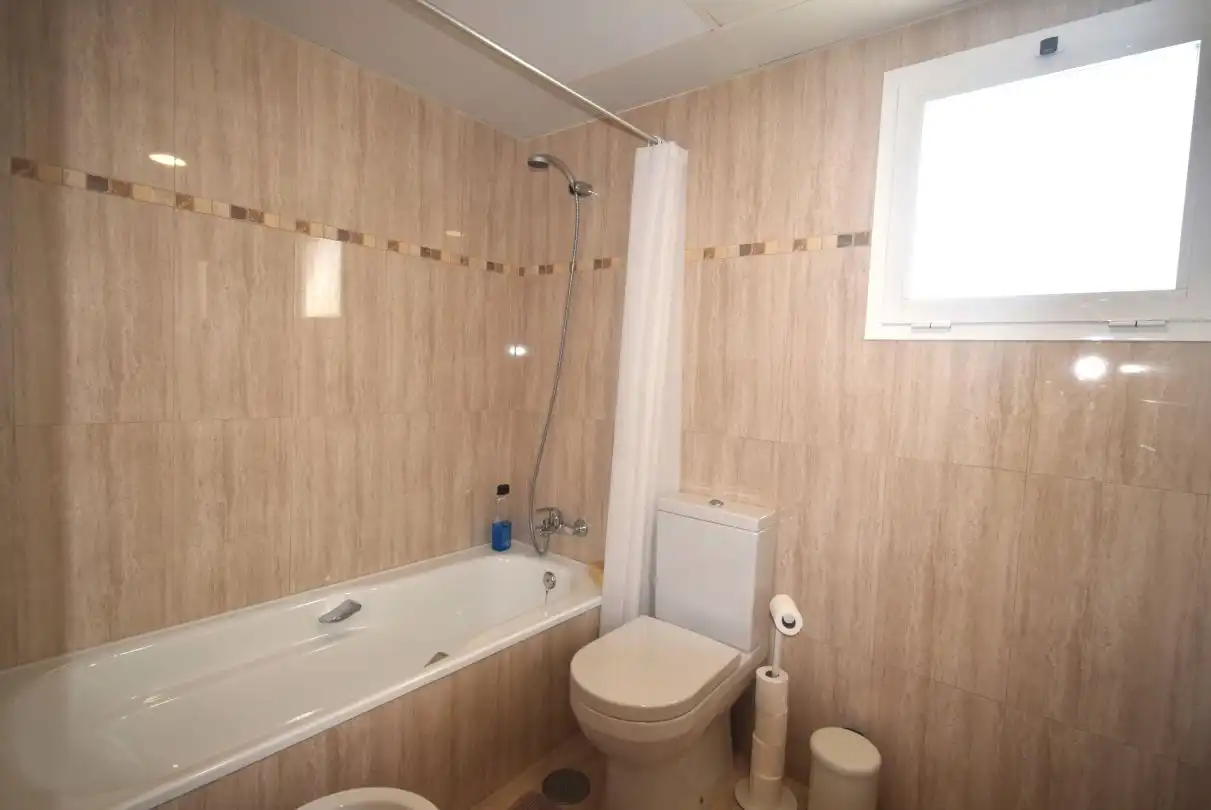 Bany de Apartament de lloguer en La Alcaidesa amb Aire condicionat, Calefacció i Jardí privat