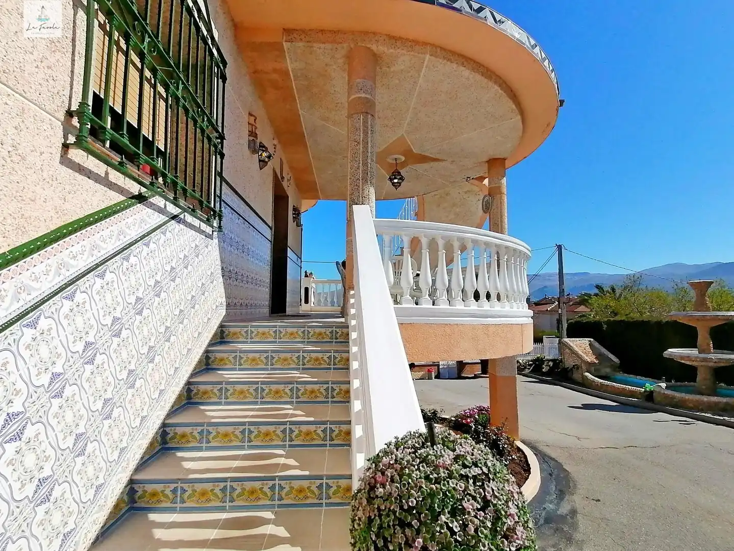 Vista exterior de Casa o xalet en venda en Loja amb Jardí privat, Terrassa i Traster
