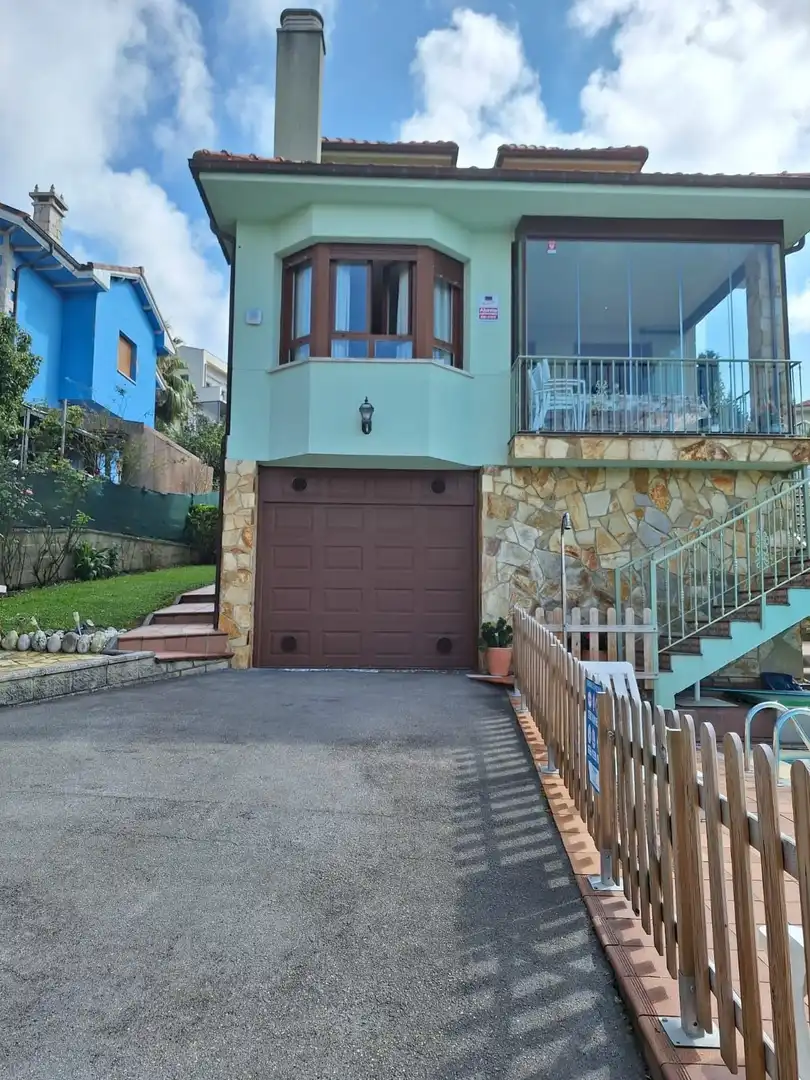 Vista exterior de Casa o xalet de lloguer en Carreño amb Calefacció, Jardí privat i Piscina