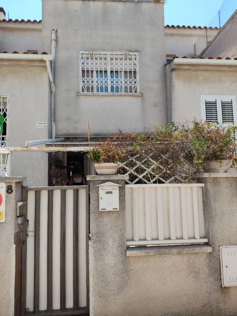 Exterior view of Single-family semi-detached for sale in Vilanova i la Geltrú  with Air Conditioner, Heating and Terrace
