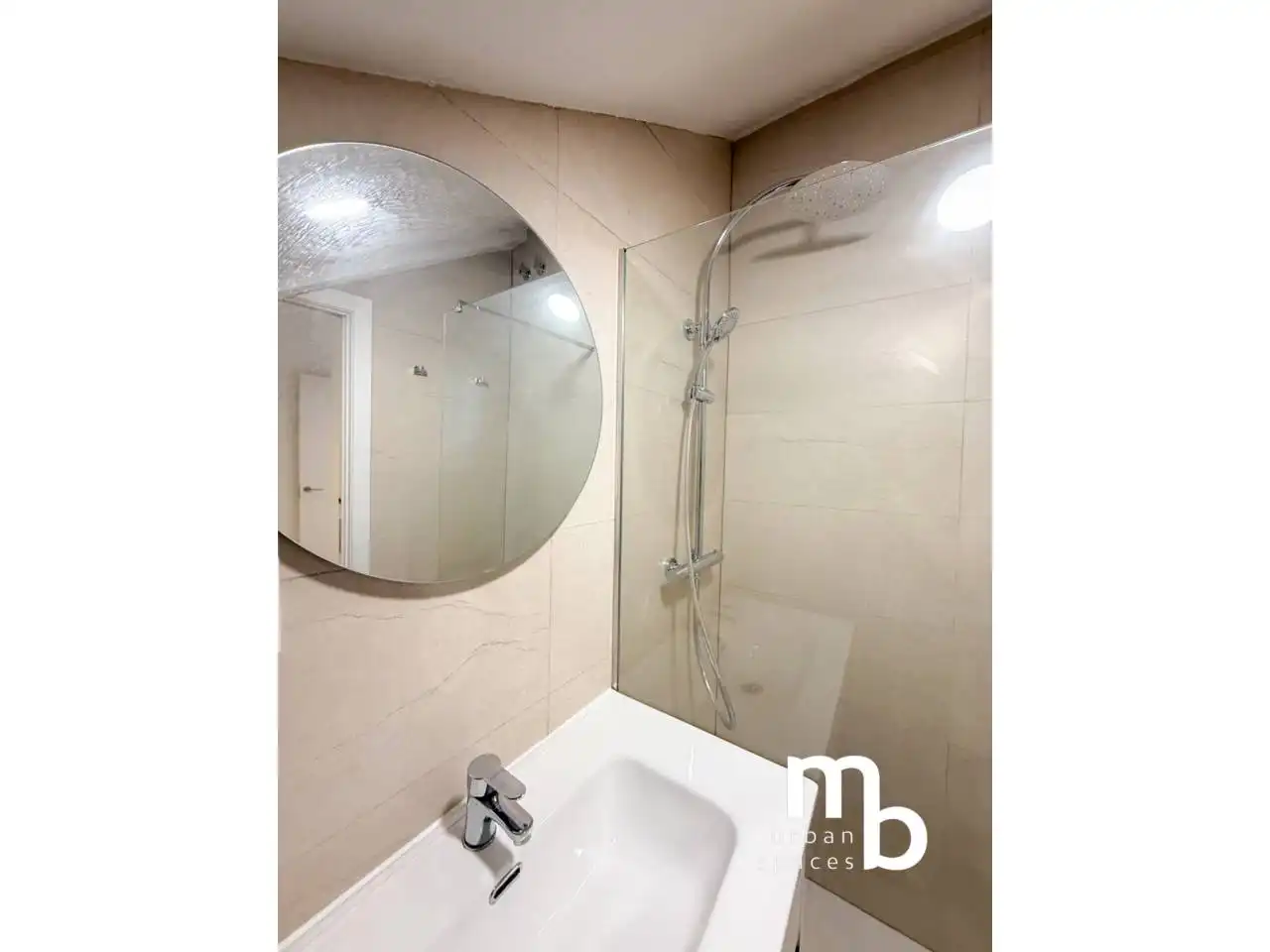 Bathroom of Flat for sale in Madrid  with Air Conditioner and Heating