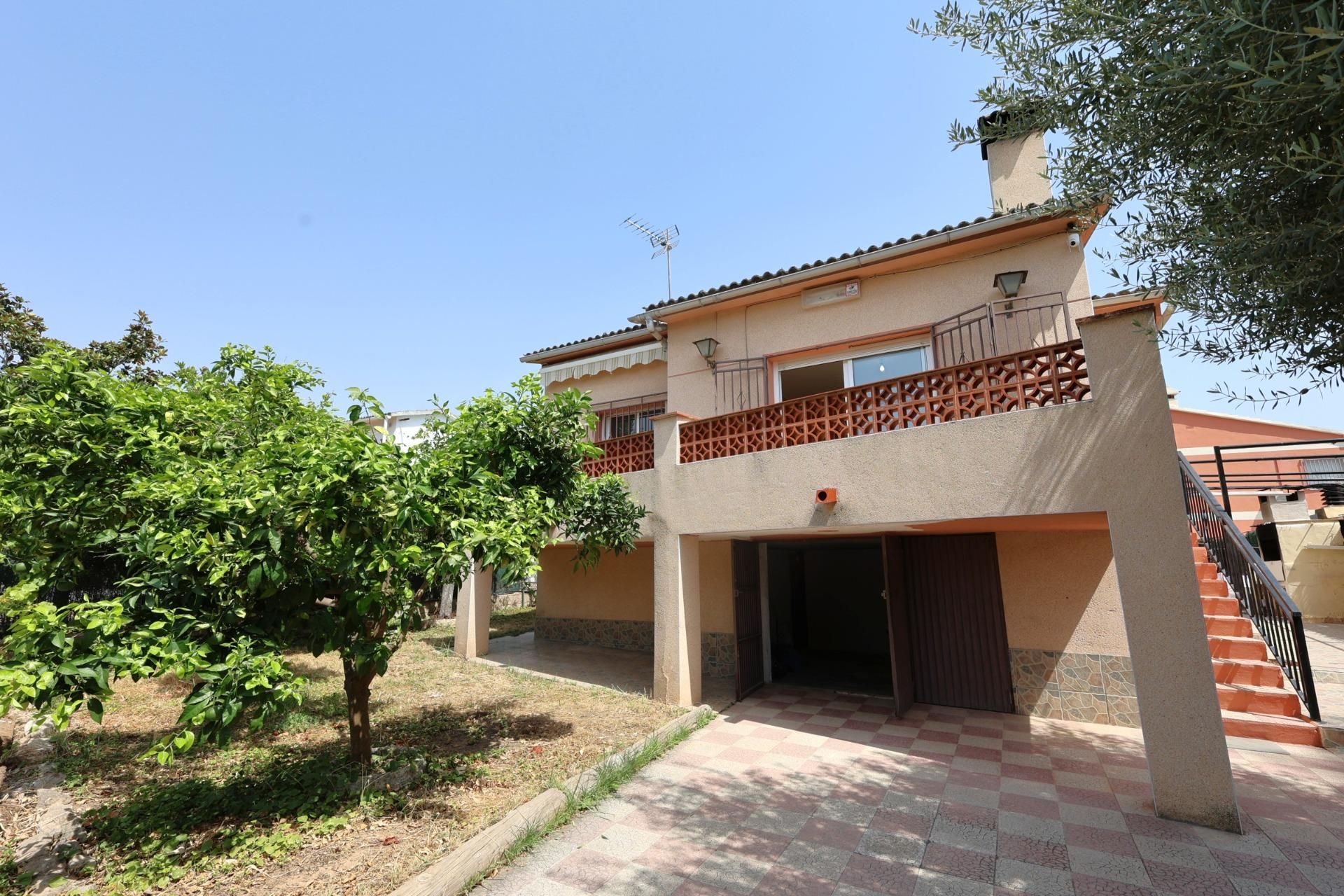 Vista exterior de Casa o xalet en venda en Castellet i la Gornal amb Jardí privat