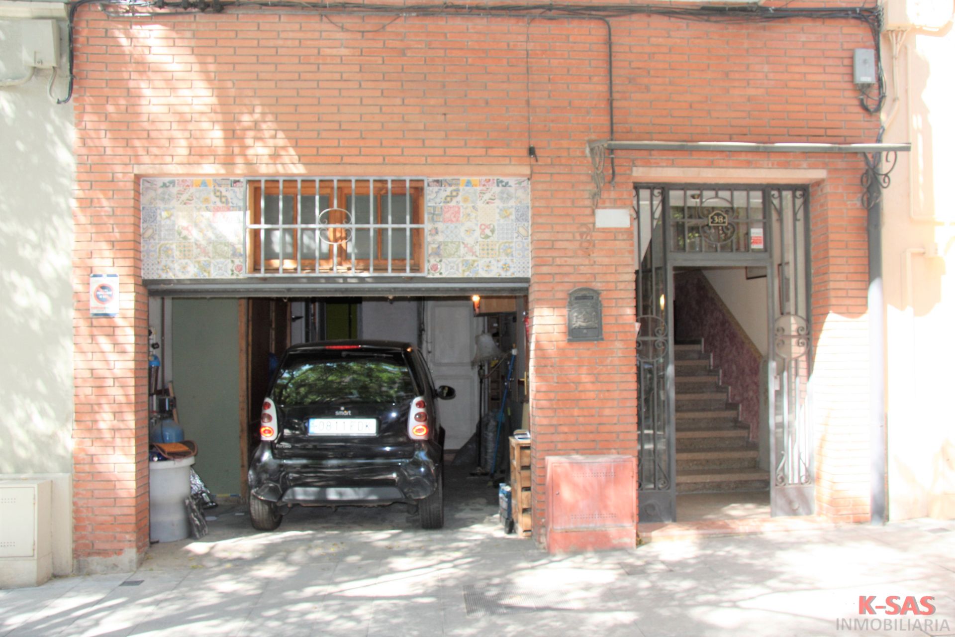Vista exterior de Casa adosada en venda en Esplugues de Llobregat amb Calefacció, Jardí privat i Terrassa