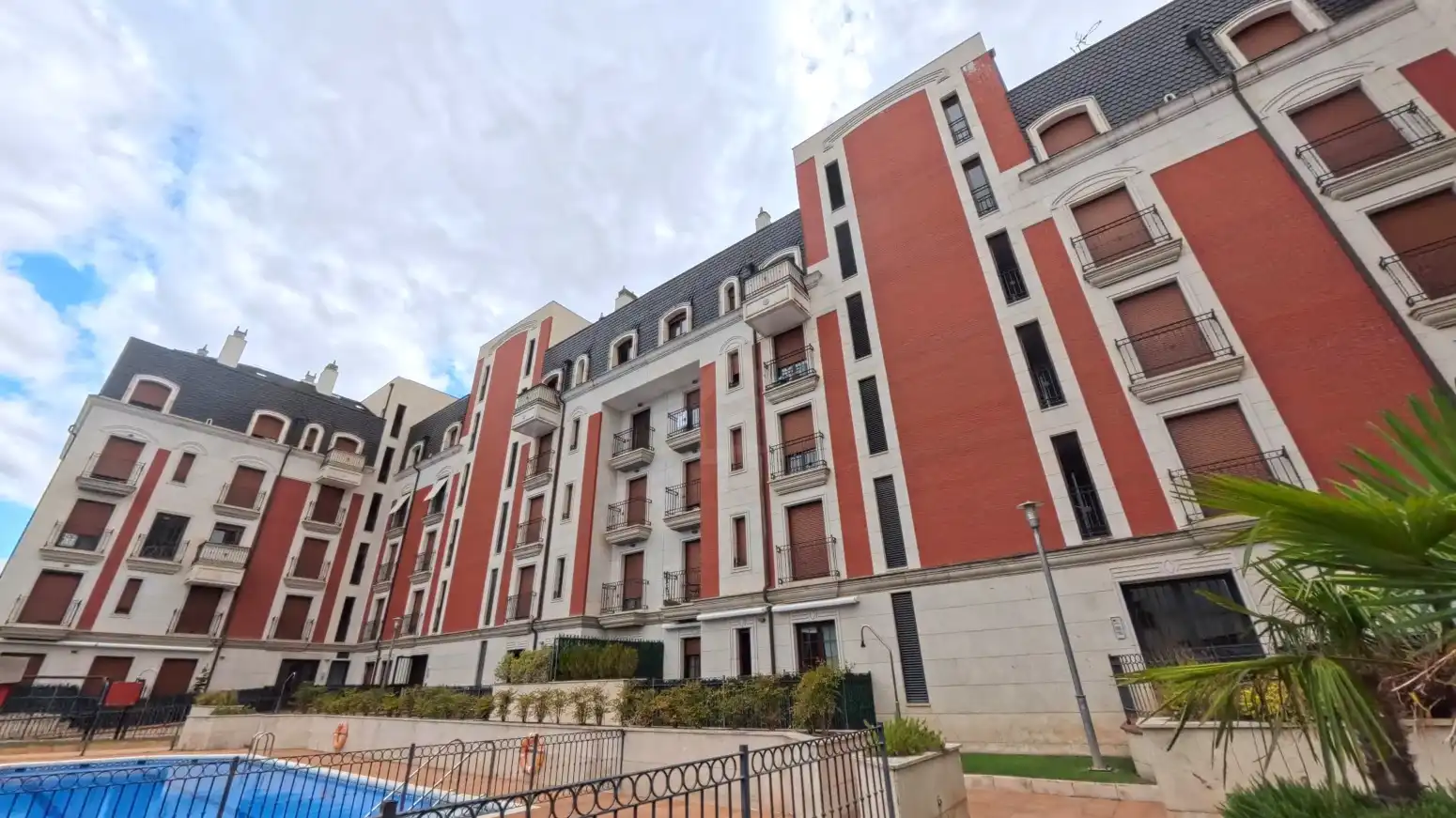 Vista exterior de Piso de alquiler en  Logroño con Aire acondicionado, Calefacción y Jardín privado