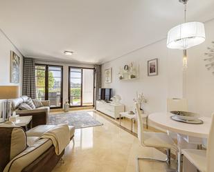Sala d'estar de Planta baixa en venda en Benahavís amb Aire condicionat, Terrassa i Piscina