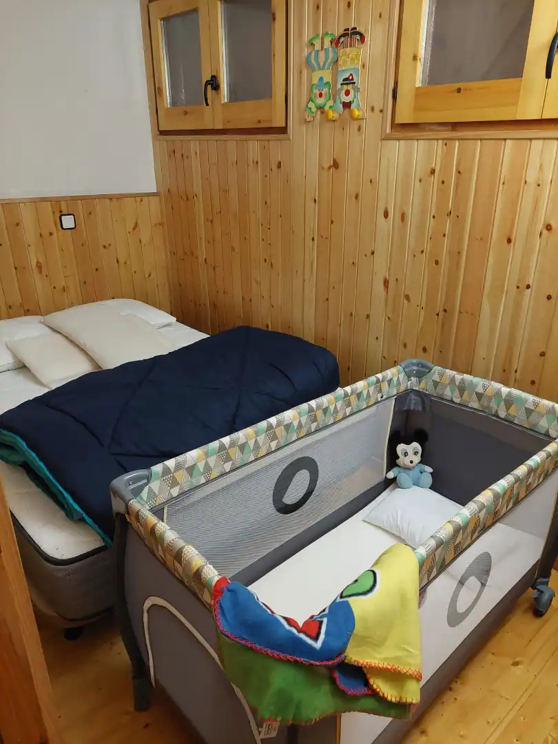 Habitación de Casa adosada en venta en Alp con Calefacción, Jardín privado y Balcón