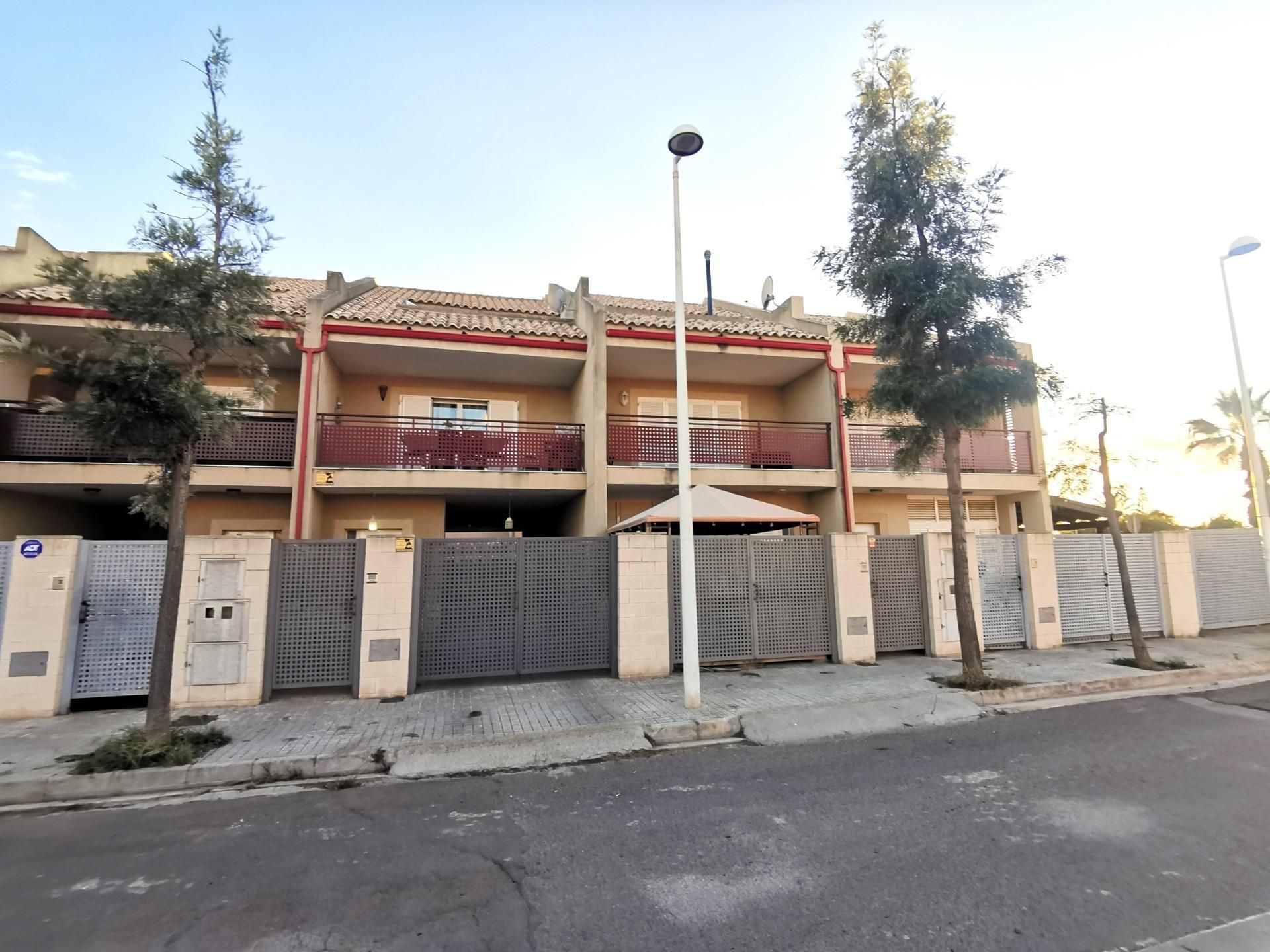 Vista exterior de Casa adosada de lloguer en Sagunto / Sagunt amb Aire condicionat, Terrassa i Balcó
