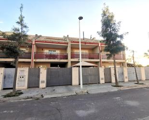 Vista exterior de Casa adosada de lloguer en Sagunto / Sagunt amb Aire condicionat, Terrassa i Balcó