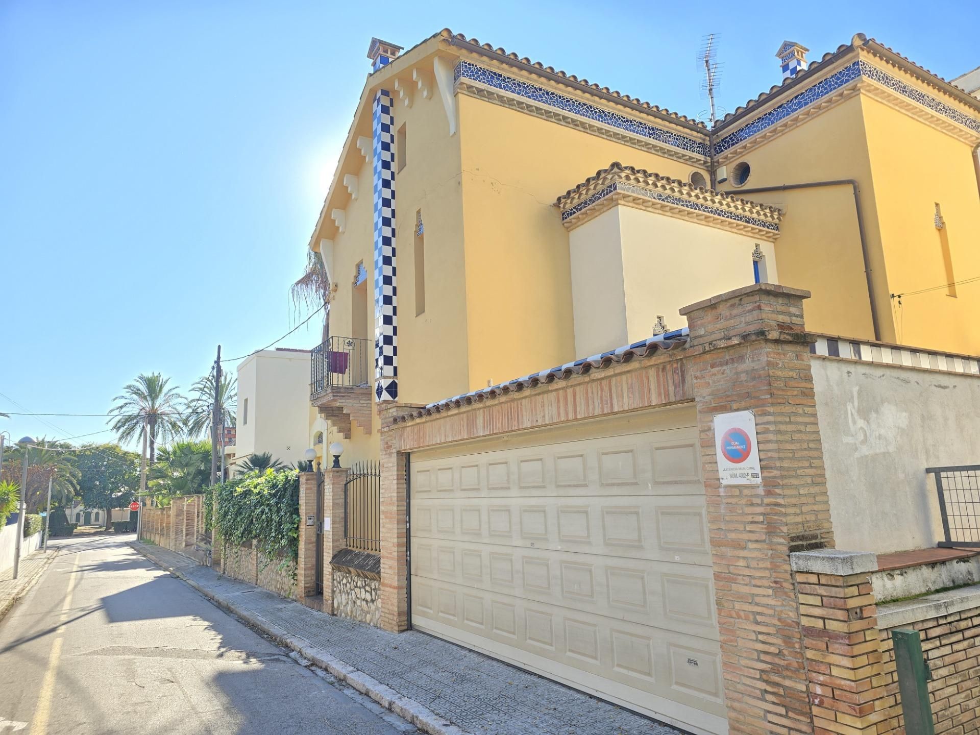 Vista exterior de Casa o xalet en venda en Vilanova i la Geltrú amb Calefacció, Jardí privat i Terrassa