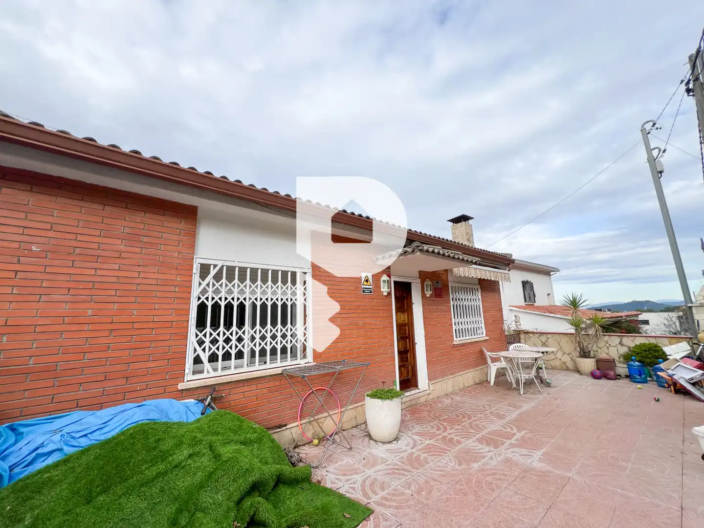Vista exterior de Casa o xalet en venda en Torrelles de Llobregat amb Aire condicionat, Calefacció i Jardí privat