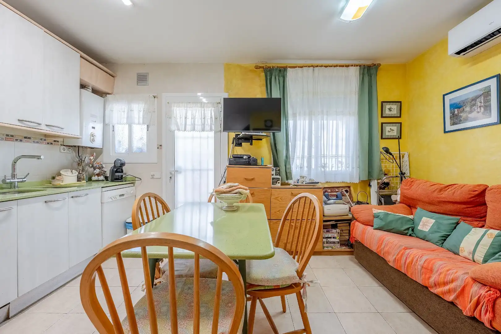 Cuina de Casa adosada en venda en Cunit amb Aire condicionat, Calefacció i Jardí privat