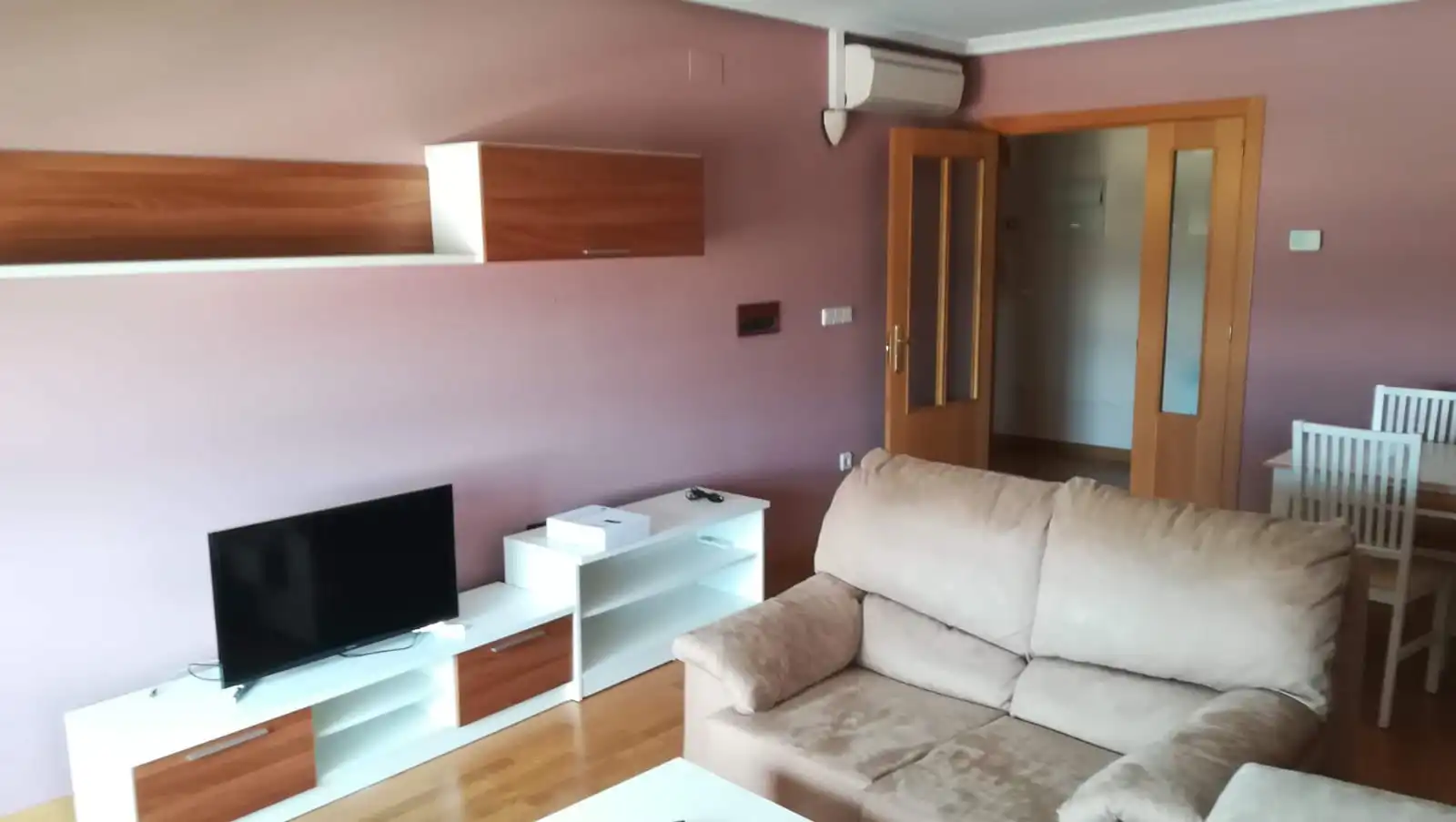 Living room of Flat for rent in Cuenca  with Air Conditioner, Heating and Parquet flooring