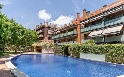 Swimming pool of Flat for sale in Sant Cugat del Vallès  with Air Conditioner, Terrace and Swimming Pool