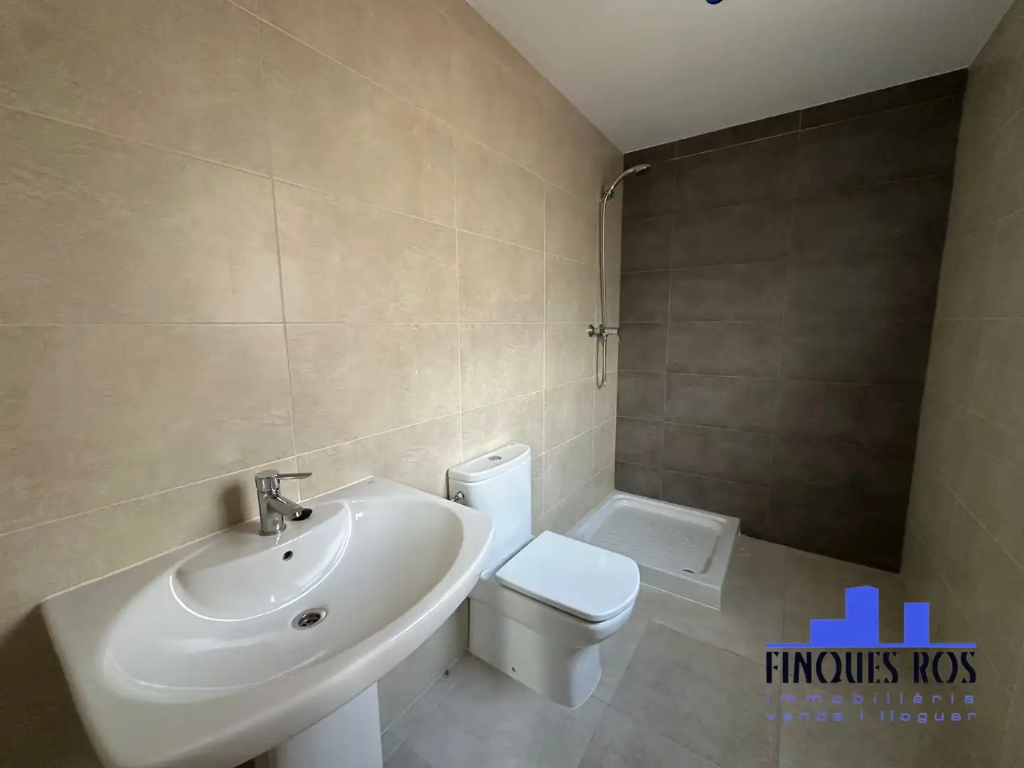 Bathroom of Flat for sale in Vinaròs  with Air Conditioner, Heating and Oven