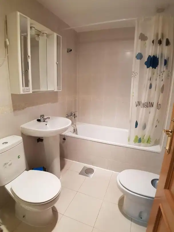 Badezimmer von Wohnung zur Miete in Madrid mit Heizung, Privatgarten und Terrasse