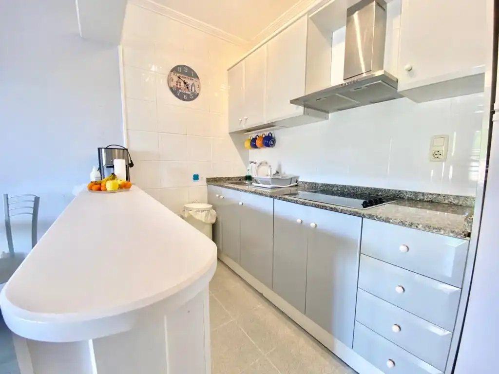 Cocina de Planta baja de alquiler en Torrevieja con Jardín privado, Terraza y Piscina