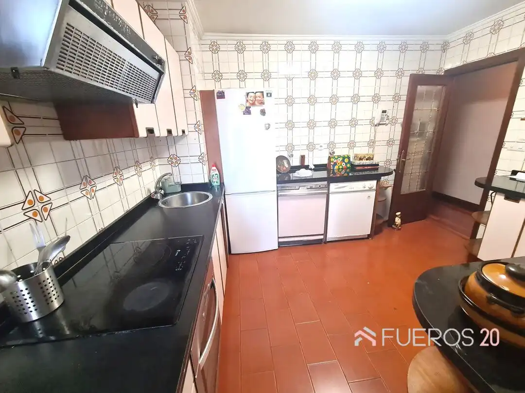 Cocina de Piso en venta en Barakaldo  con Calefacción, Terraza y Trastero