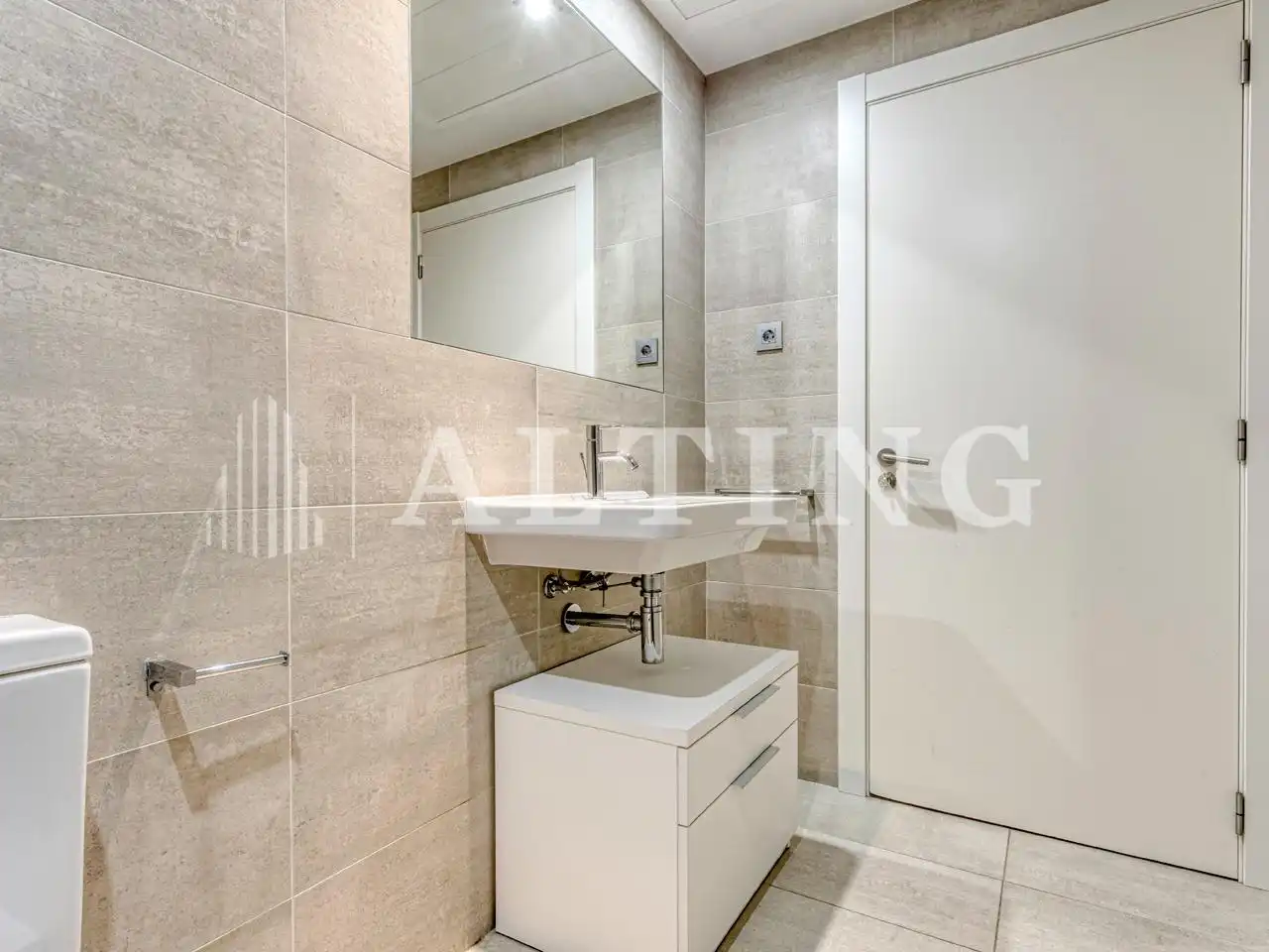 Badezimmer von Wohnung zum Verkauf in Barcelona mit Parkett, Terrasse und Abstellraum