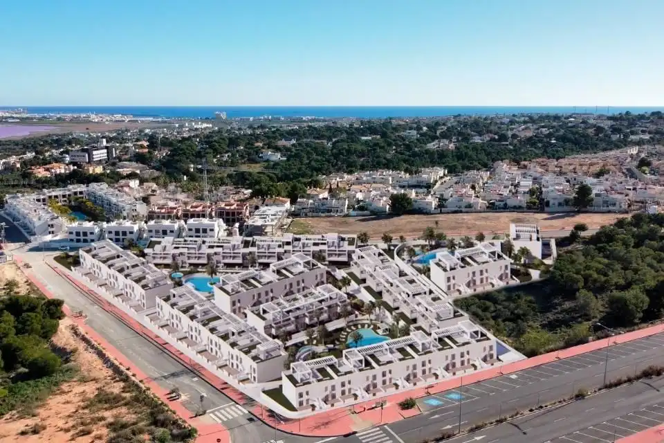 Vista exterior de Casa o xalet en venda en Torrevieja amb Piscina comunitària