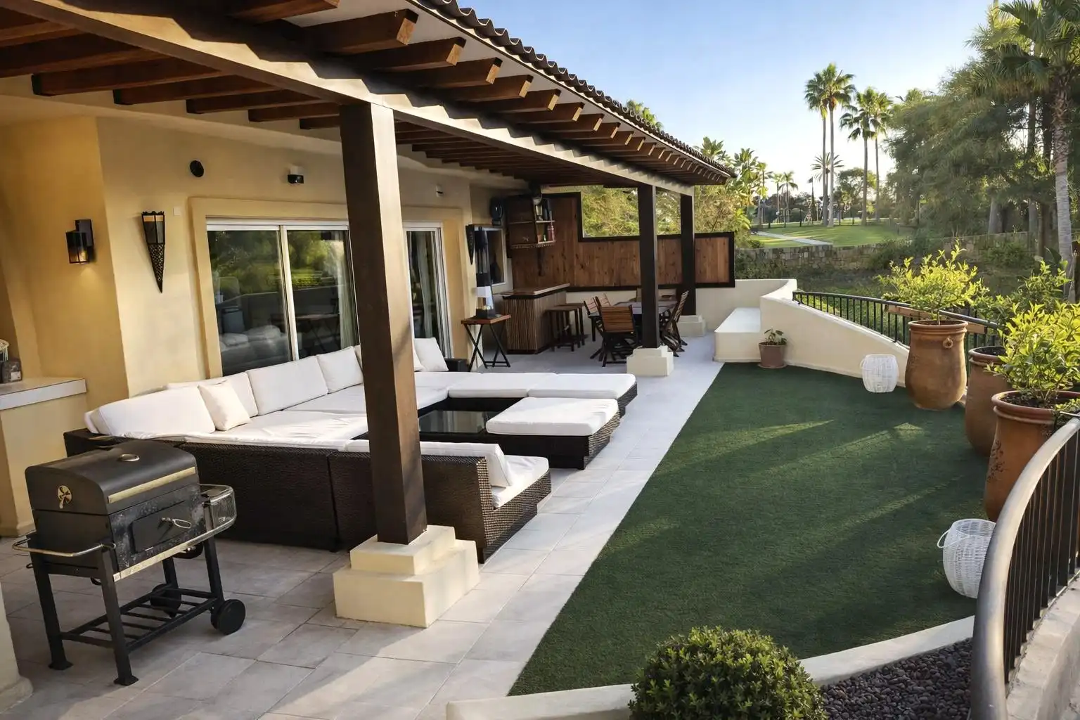 Terrasse von Wohnung zum Verkauf in Sotogrande mit Klimaanlage, Heizung und Privatgarten