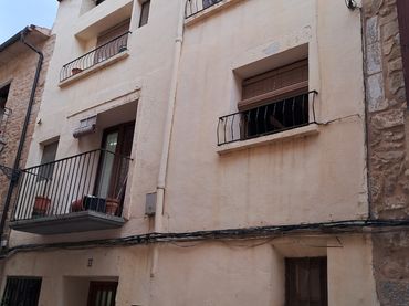Casa aparellada amb balcó en venda a Calle Baja