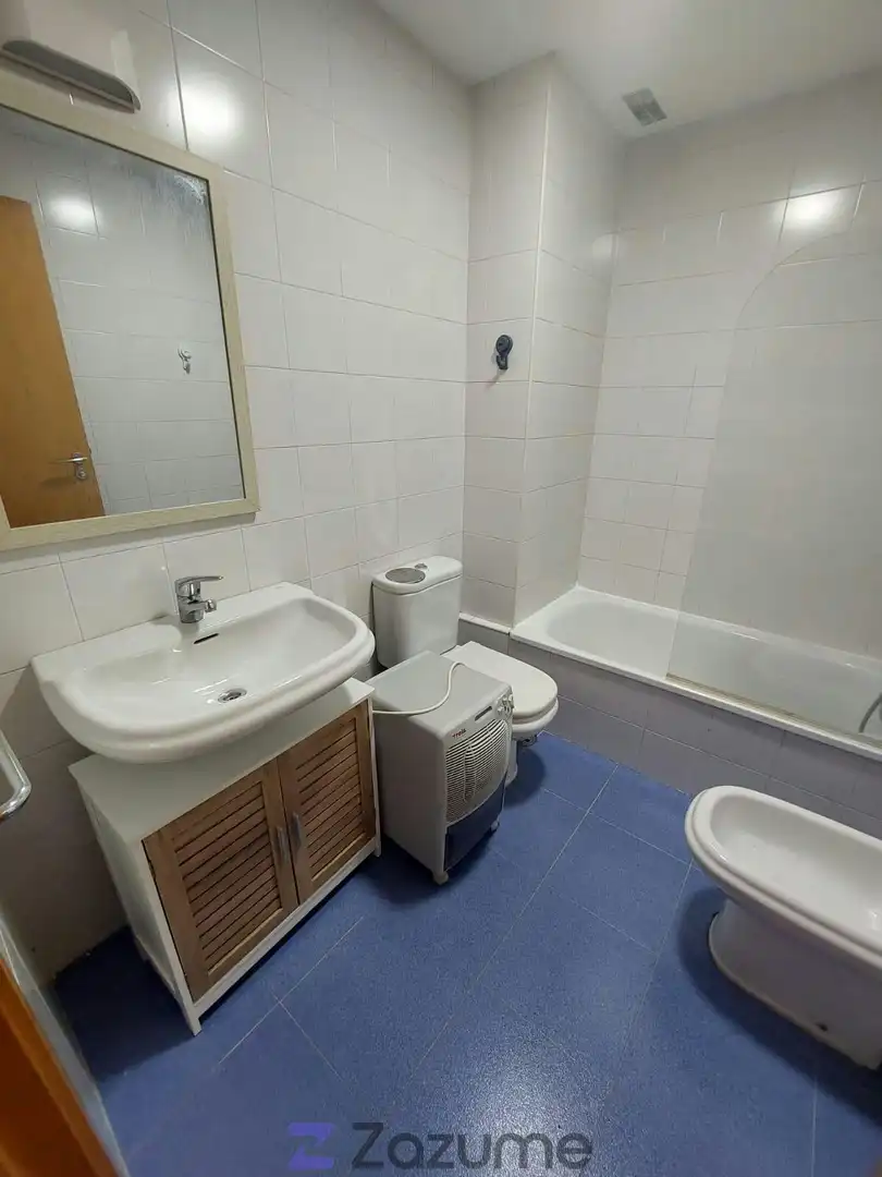 Baño de Piso de alquiler en Pontevedra Capital  con Calefacción, Trastero y Amueblado