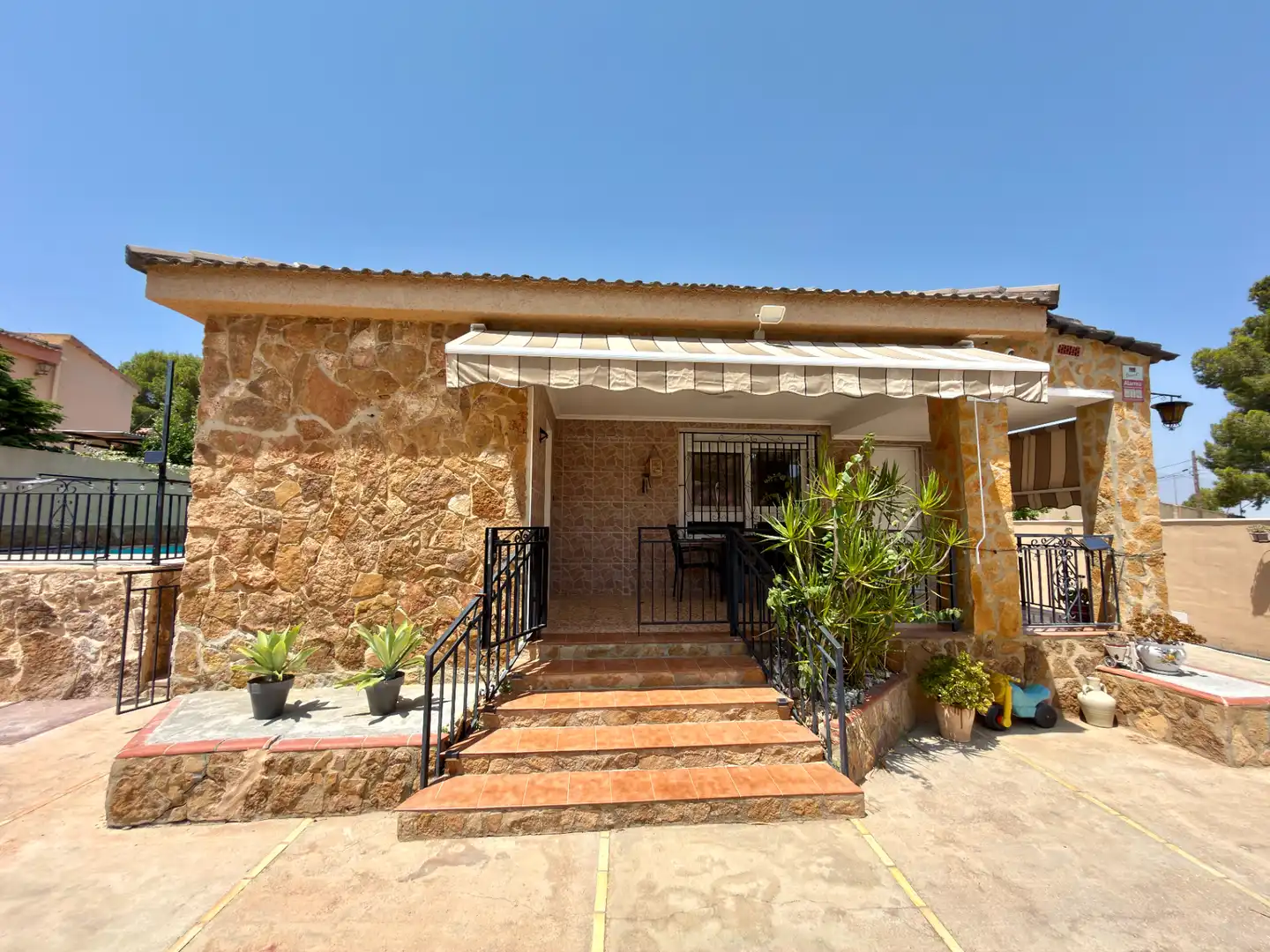 Vista exterior de Casa o xalet en venda en Chiva amb Aire condicionat, Jardí privat i Terrassa