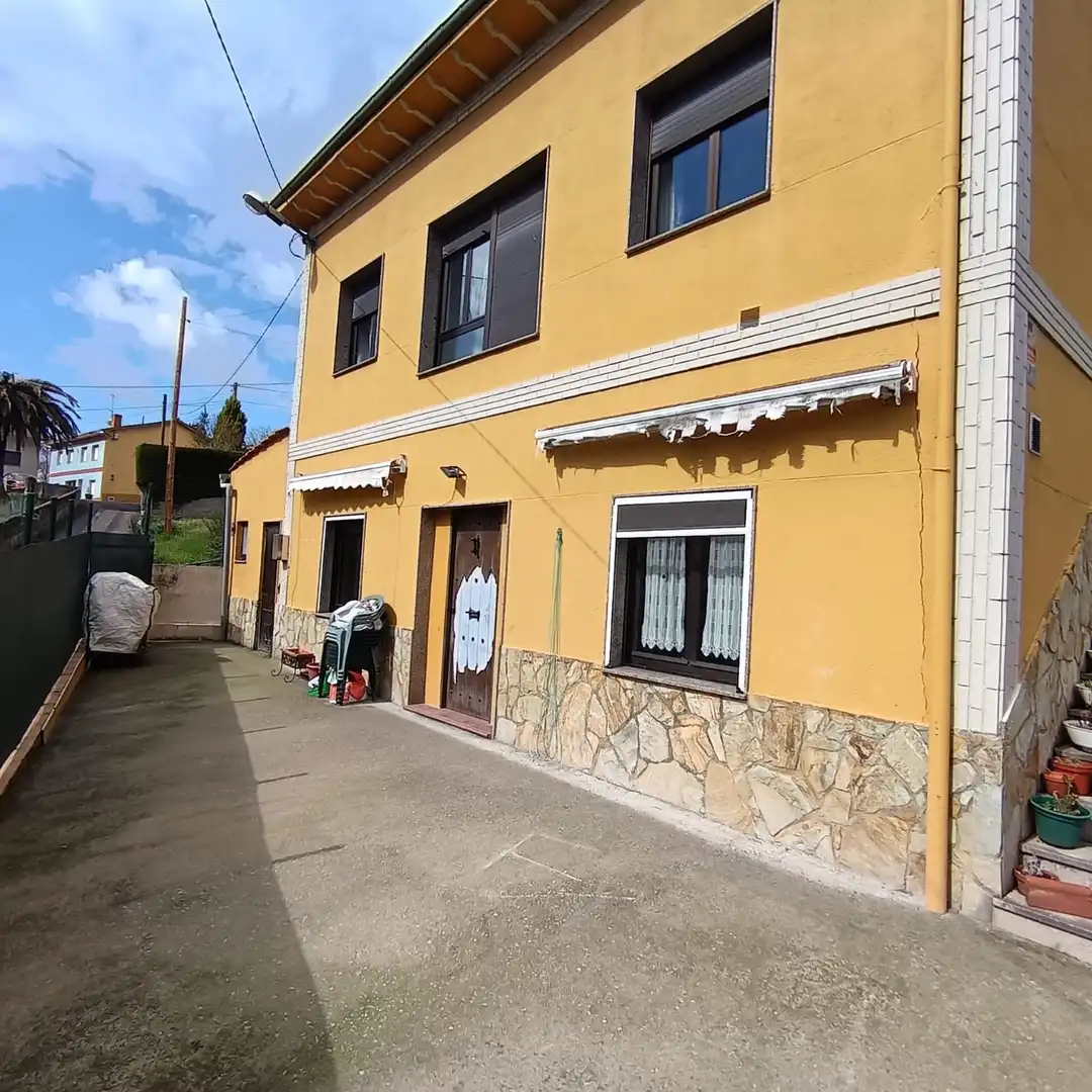 Vista exterior de Casa o xalet en venda en Siero amb Calefacció, Traster i Piscina