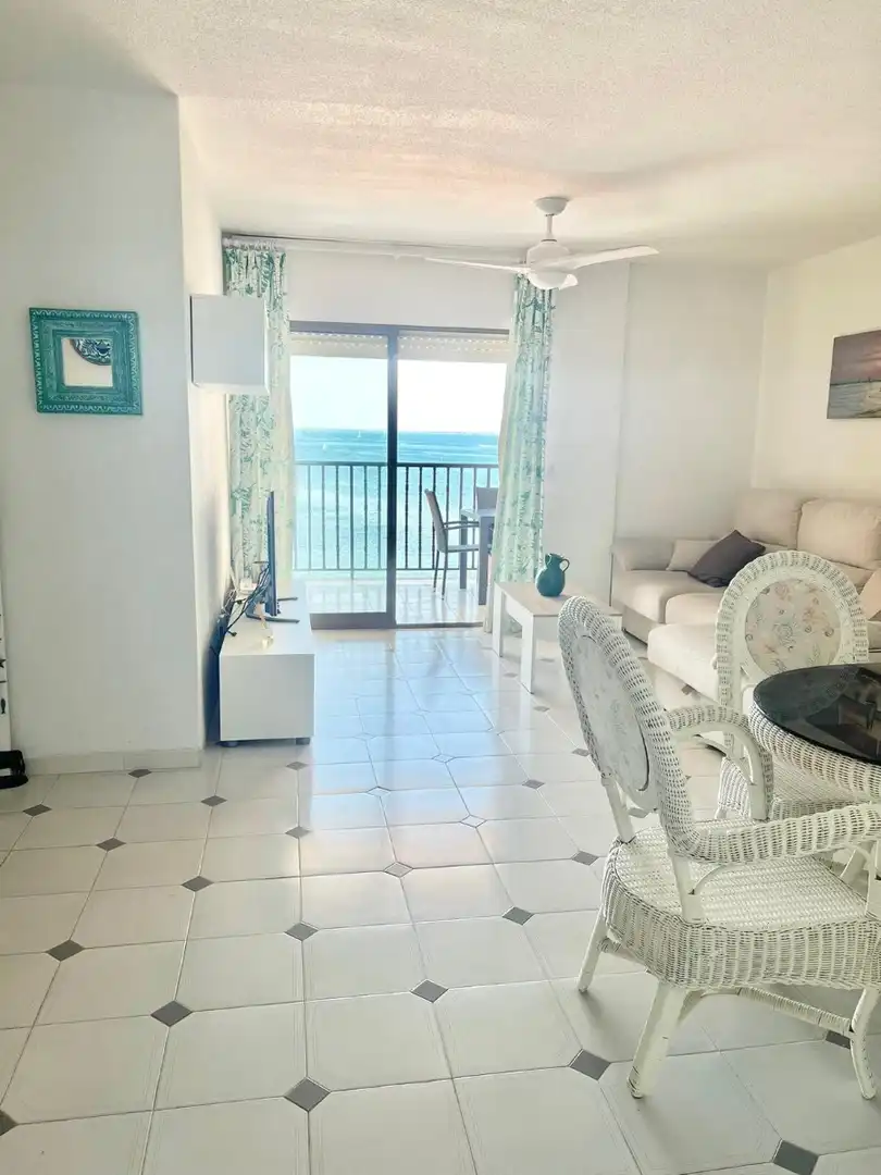 Sala d'estar de Apartament de lloguer en La Manga del Mar Menor amb Calefacció, Terrassa i Moblat