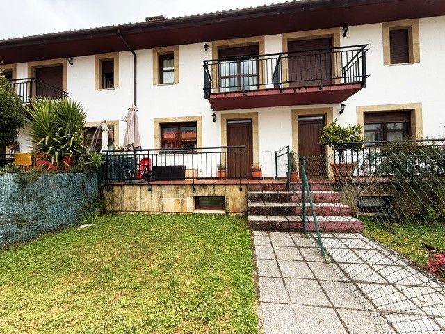 Vista exterior de Casa o xalet en venda en Puente Viesgo amb Calefacció, Jardí privat i Terrassa