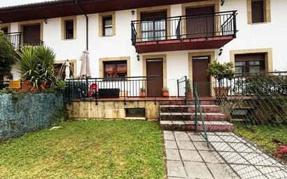 Vista exterior de Casa o xalet en venda en Puente Viesgo amb Calefacció, Jardí privat i Terrassa