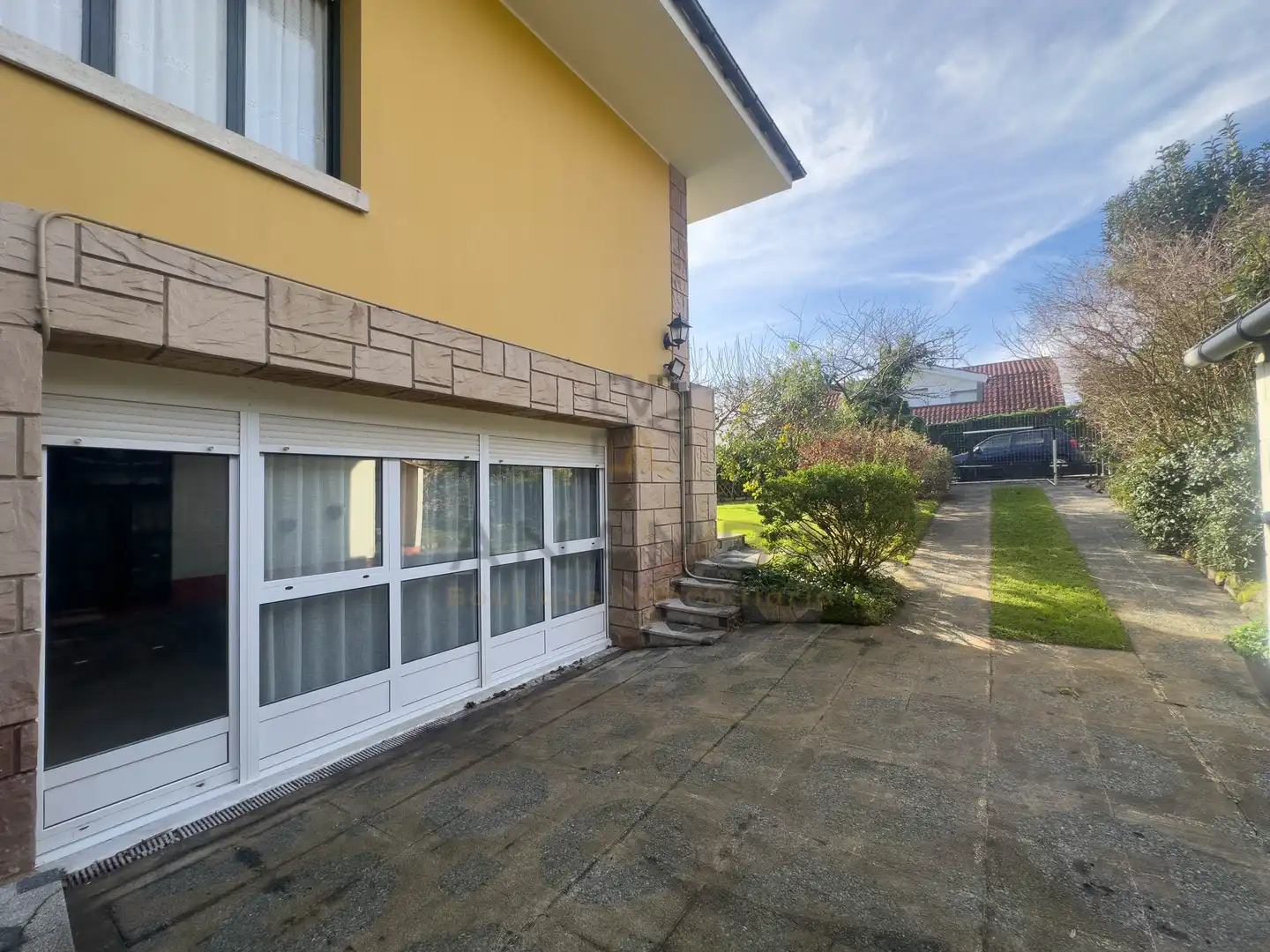 Vista exterior de Casa o xalet en venda en Gijón  amb Traster i Piscina