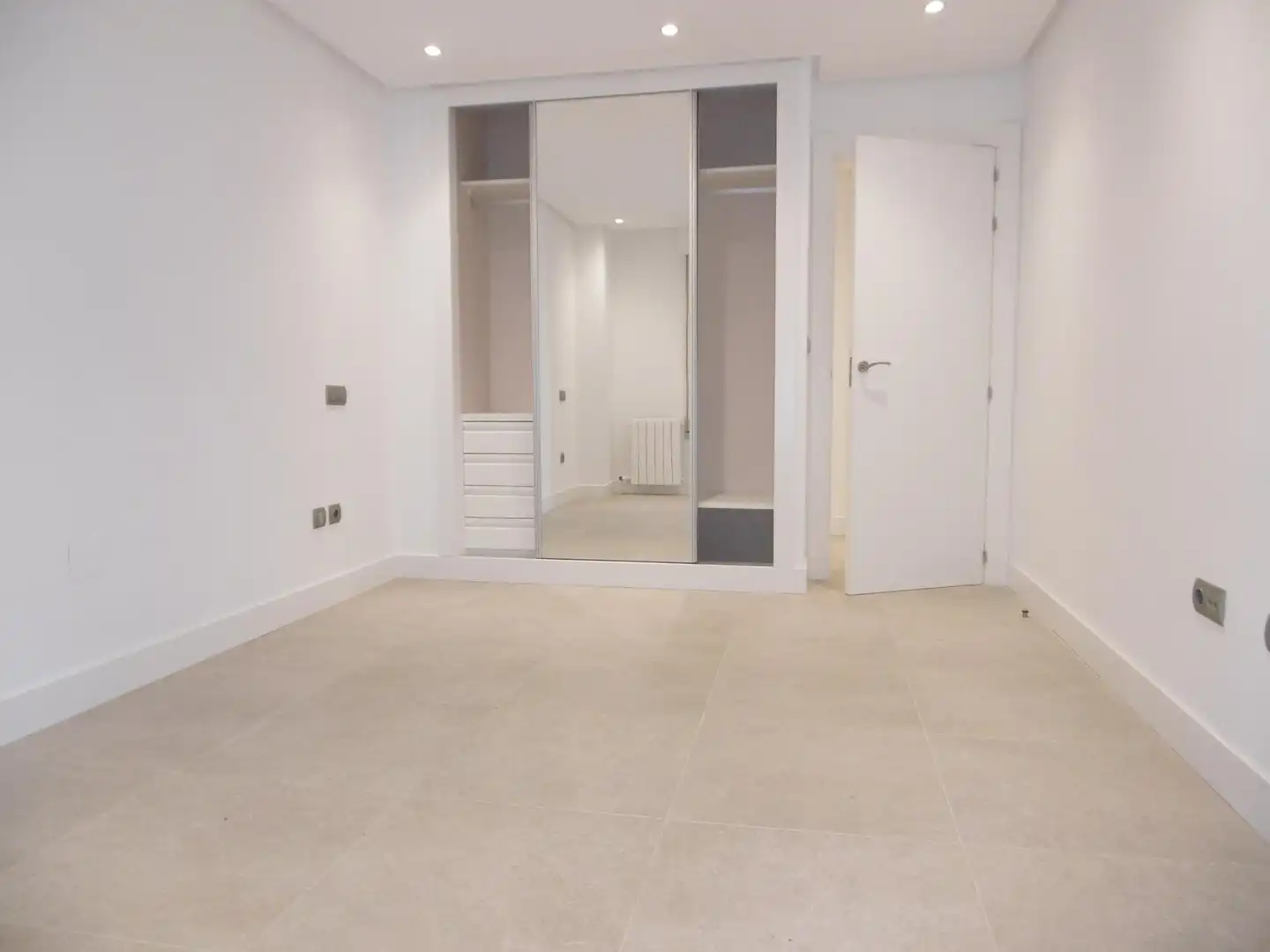 Dormitori de Pis de lloguer en Valladolid amb Calefacció i Balcó