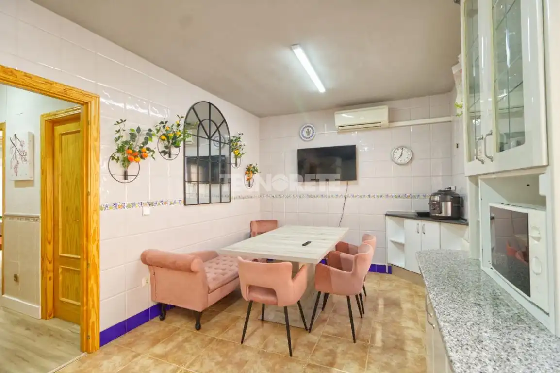 Küche von Einfamilien-Reihenhaus zum Verkauf in Toledo mit Klimaanlage, Heizung und Privatgarten