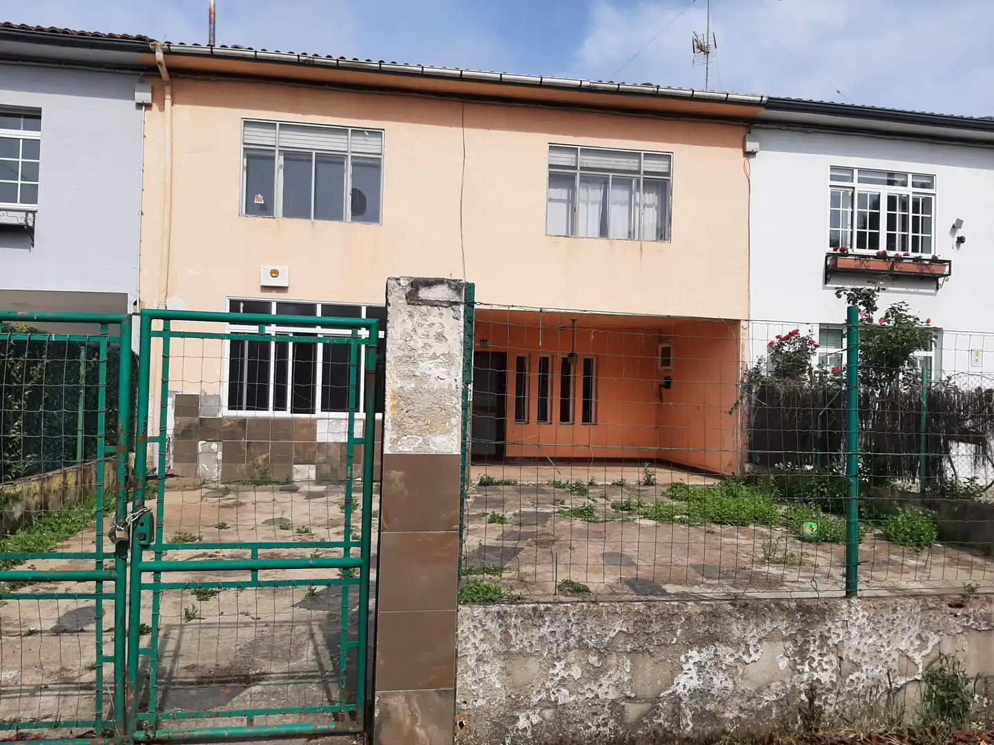 Vista exterior de Casa adosada en venda en Lugo amb Calefacció, Jardí privat i Parquet