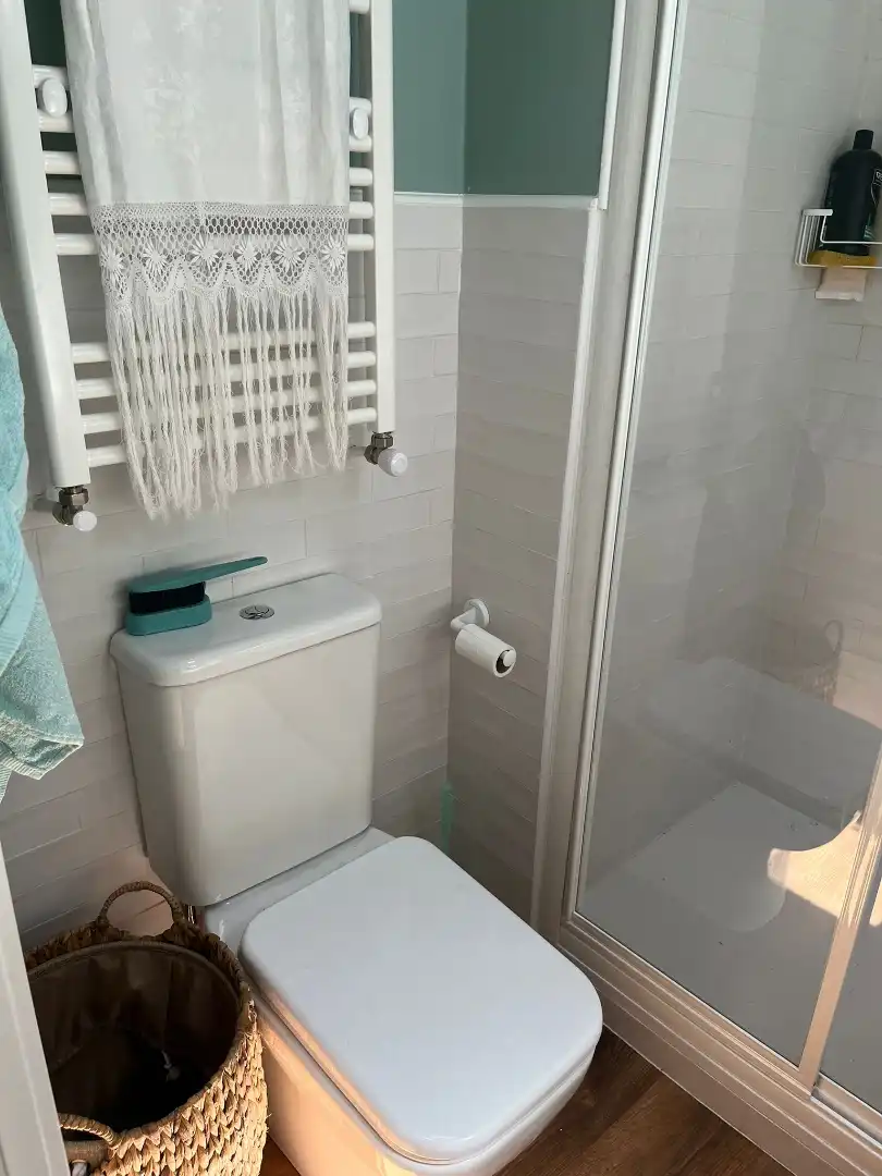 Badezimmer von Einfamilien-Reihenhaus zum Verkauf in Piedrahíta mit Heizung, Möbliert und Ofen