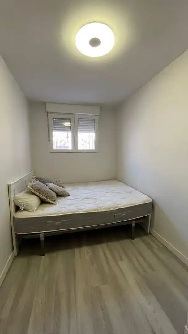 Schlafzimmer von Wohnung zur Miete in Torrevieja mit Klimaanlage und Balkon