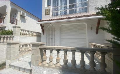 Vista exterior de Casa adosada en venda en Cunit amb Calefacció, Jardí privat i Terrassa