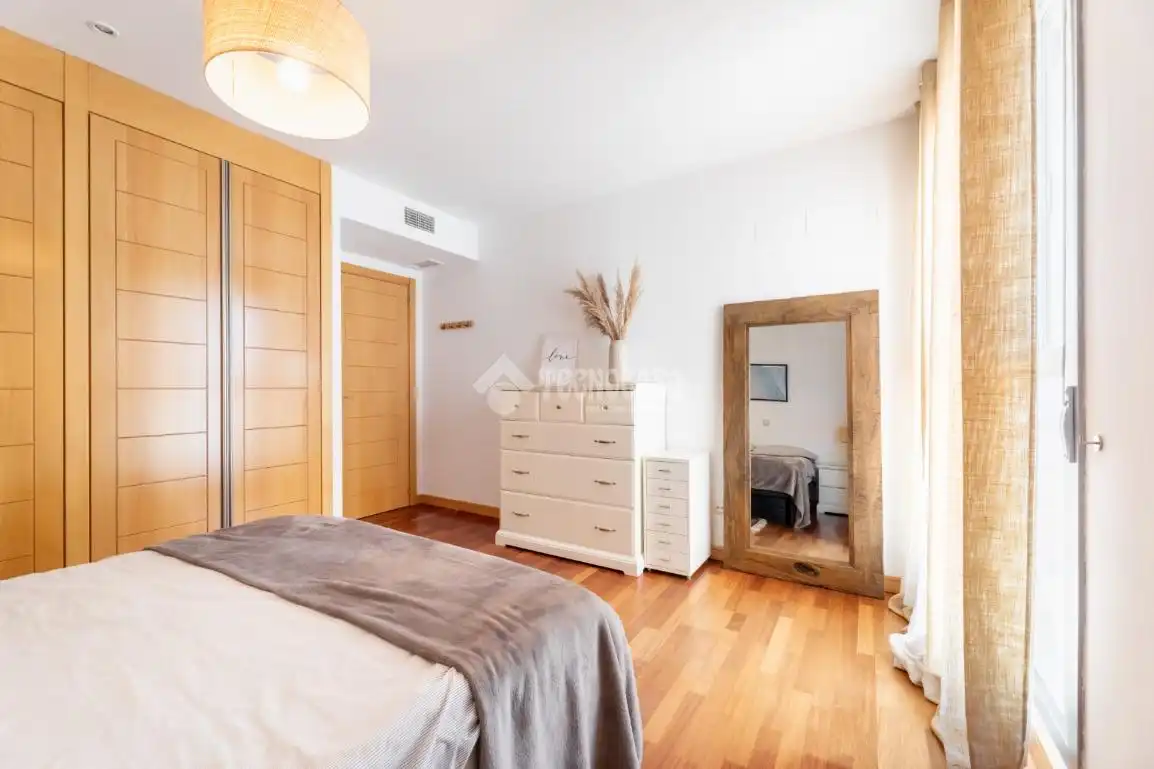 Schlafzimmer von Einfamilien-Reihenhaus zum Verkauf in Torrelodones mit Klimaanlage, Heizung und Terrasse
