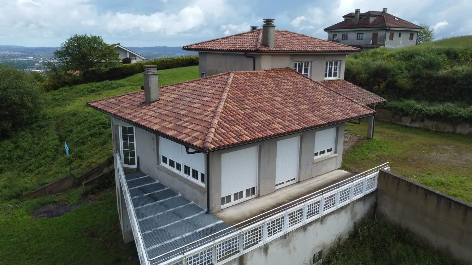 Vista exterior de Casa o xalet en venda en Oviedo  amb Jardí privat, Terrassa i Balcó